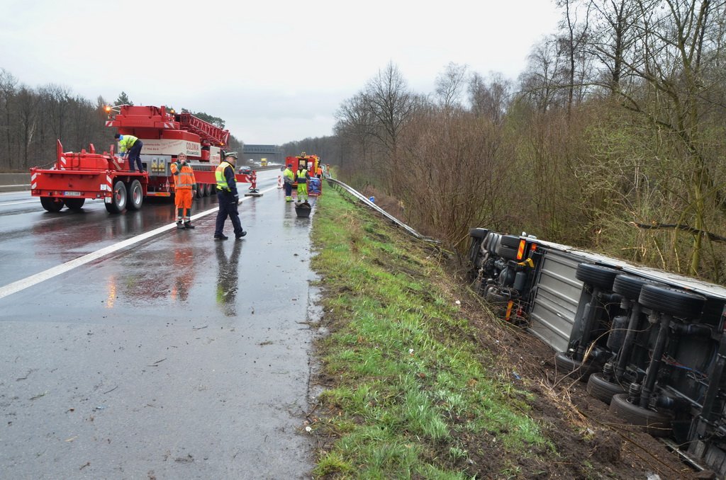 VU LKW umgestuerzt A 3 Rich Frankfurt AS Koenigsforst P196.JPG - Miklos Laubert